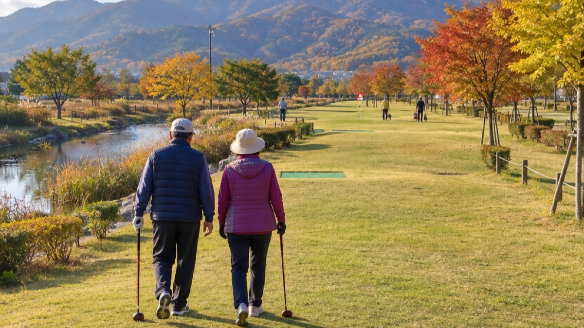단풍 든 개울가 파크골프장을 나란히 걸어가는 노부부의 뒷모습 (AI 장면)